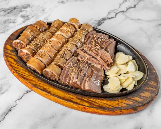 14. 모듬순대 (순대+ 내장) / 猪皱胃血肠及内脏拼盘 (Grilled Korean Style Blood Sausage and Organs on a Hot Plate)